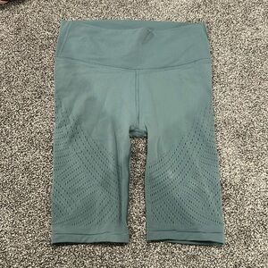 NWOT Lululemon Reveal Shorts Digital Rain